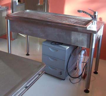 Vizes vizsgáló - kezelő asztal